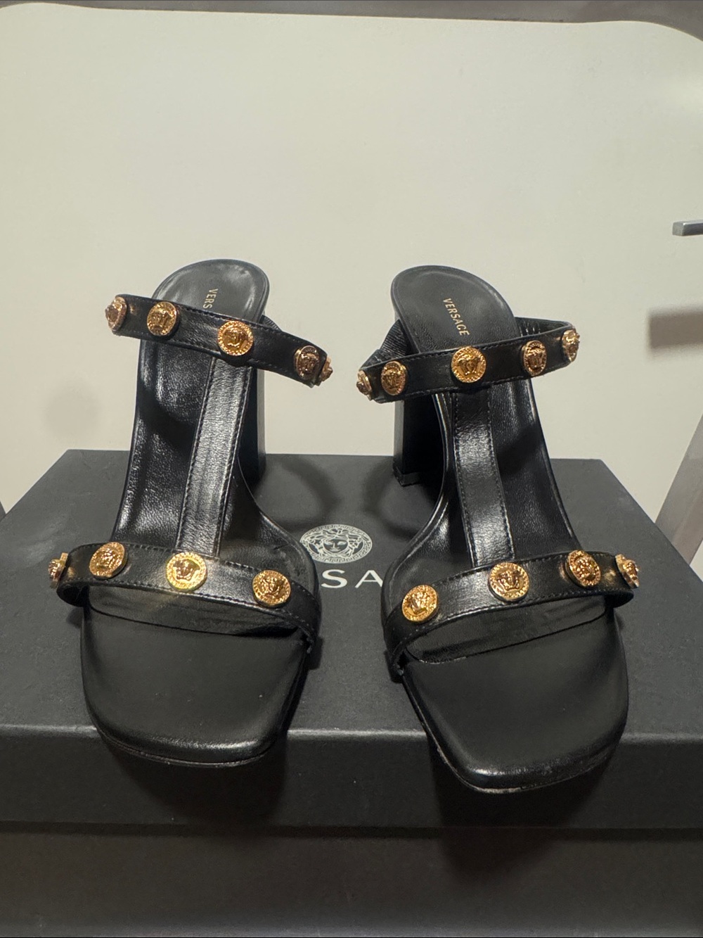 Versace Nero-Oro Sandal T.90 Vitello 
Black Leather Gold Medallion Block-Heel